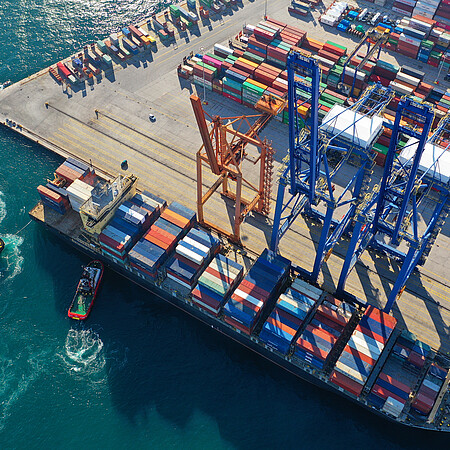 Hafen von oben mit Containern Schiff und Kränen im Bild 