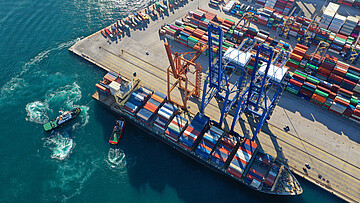 Hafen von oben mit Containern Schiff und Kränen im Bild