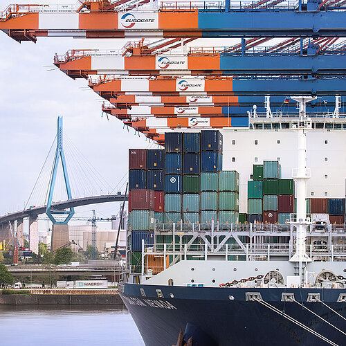 Containerschiff im Hamburger Hafen | Mediaserver Hamburg / Andreas Vallbracht Containerschiff im Hamburger Hafen | Mediaserver Hamburg / Andreas Vallbracht