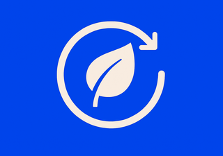Icon for port sustainability: A white leaf inside a circular arrow on a blue background